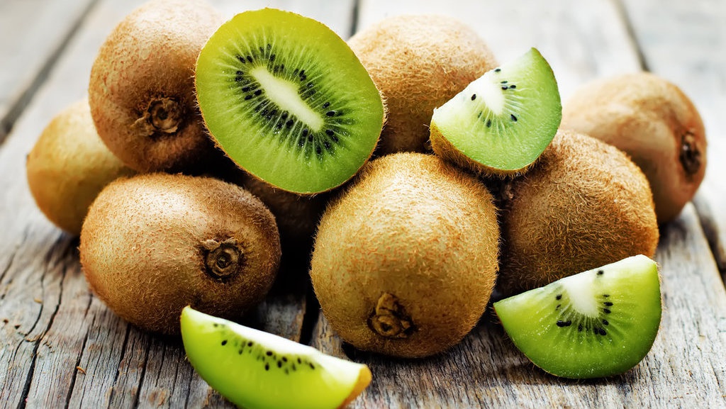 6 Manfaat Buah Kiwi Bagi Kesehatan Tubuh & Kandungan Nutrisinya 6 Manfaat Buah Kiwi Bagi Kesehatan Tubuh & Kandungan Nutrisinya