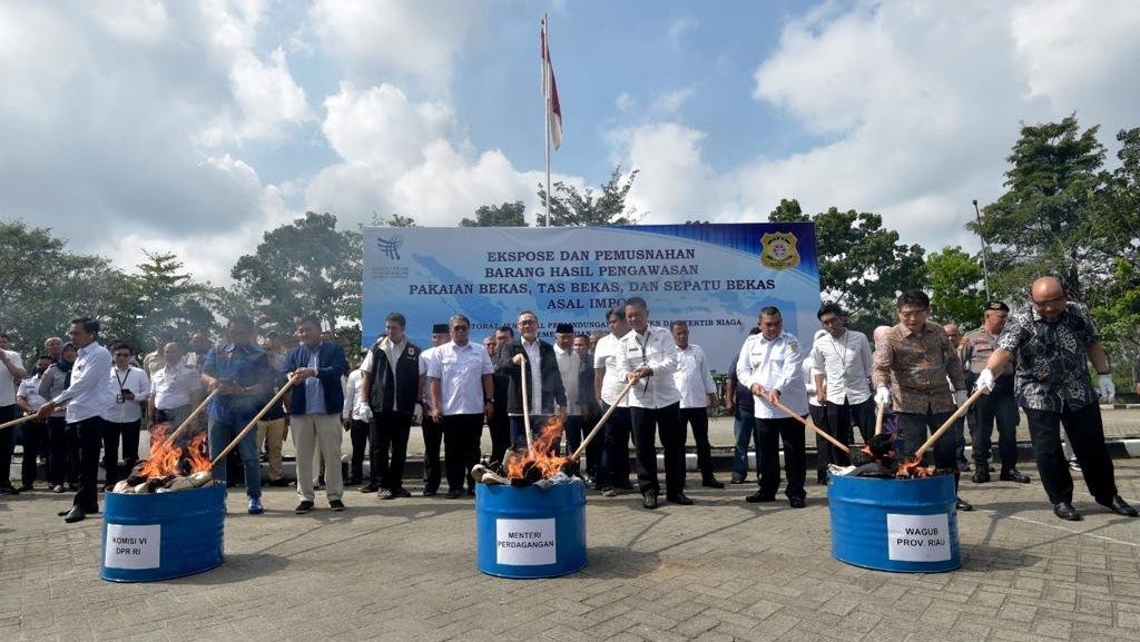 Kemendag Musnahkan 730 Bal Pakaian & Sepatu Bekas Senilai Rp10 M Kemendag Musnahkan 730 Bal Pakaian & Sepatu Bekas Senilai Rp10 M