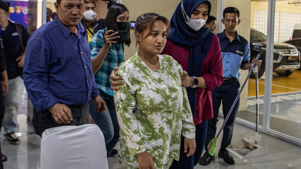 Siapa Lina Mukherjee: Kasus Makan Babi & Tersangka Penista Agama Siapa Lina Mukherjee: Kasus Makan Babi & Tersangka Penista Agama