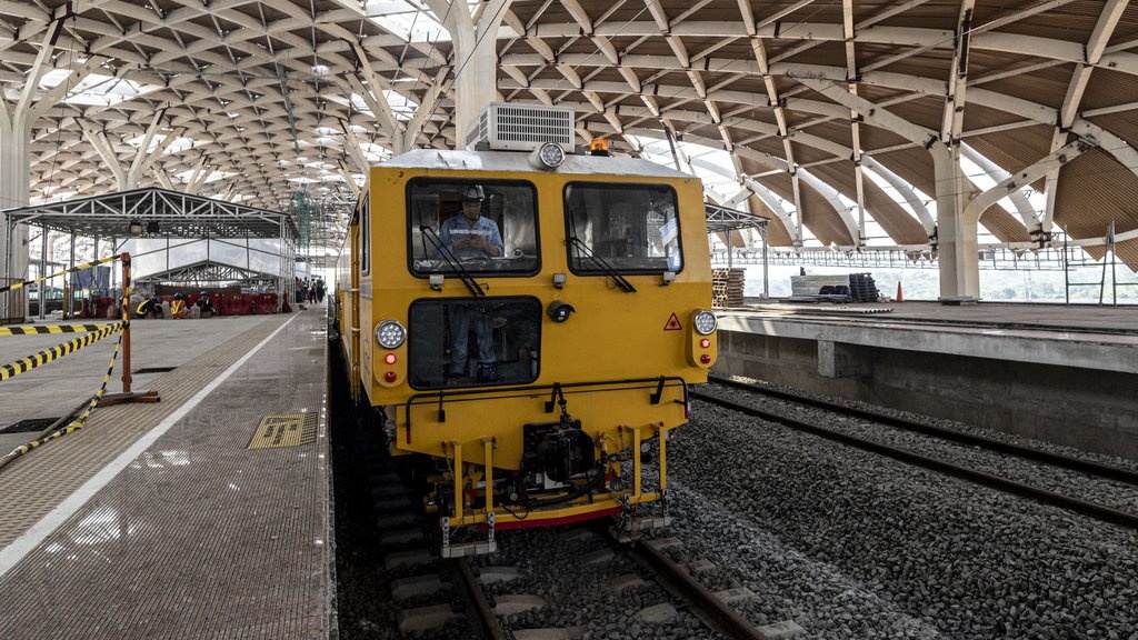 Hati-hati, Jalur Kereta Cepat Dialiri Listrik Tegangan Tinggi Hati-hati, Jalur Kereta Cepat Dialiri Listrik Tegangan Tinggi