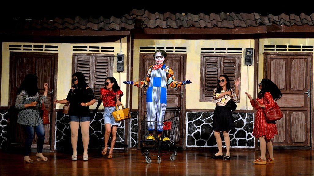 10 Contoh Naskah Teater Pendek dengan Tema Beragam 10 Contoh Naskah Teater Pendek dengan Tema Beragam