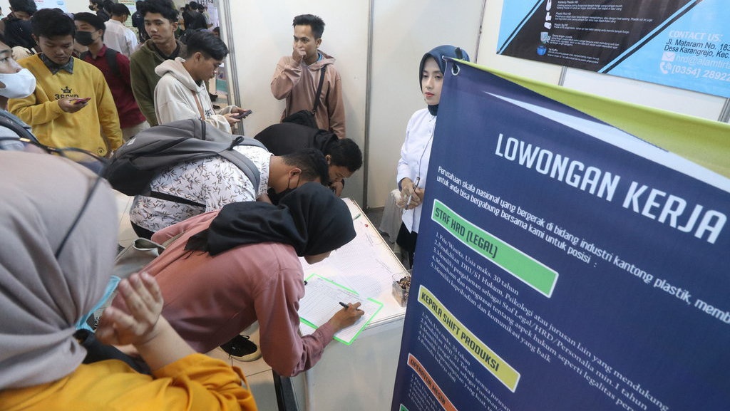 Ironi Gen Z Sulit Dapat Kerja saat Pejabat Leluasa Titip Kolega Ironi Gen Z Sulit Dapat Kerja saat Pejabat Leluasa Titip Kolega