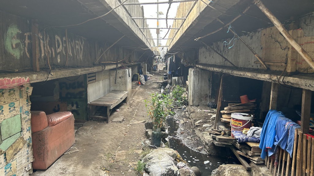 Nestapa Warga Kampung Kolong: di Tempat Kumuh & Terancam Digusur Nestapa Warga Kampung Kolong: di Tempat Kumuh & Terancam Digusur