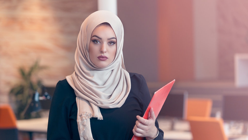 Ide Mix and Match Warna Kerudung yang Cocok dengan Gamis Hitam Ide Mix and Match Warna Kerudung yang Cocok dengan Gamis Hitam
