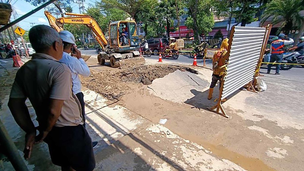 Penyebab Aspal Jalan Pasar Kembang Surabaya Terangkat Satu Meter Penyebab Aspal Jalan Pasar Kembang Surabaya Terangkat Satu Meter
