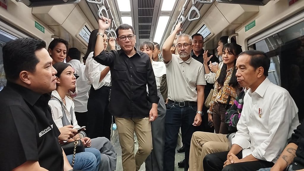 Jokowi Beri Sinyal Tiket LRT Jabodebek akan Disubsidi Pemerintah Jokowi Beri Sinyal Tiket LRT Jabodebek akan Disubsidi Pemerintah