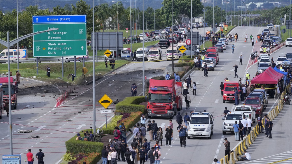 Fakta-fakta Pesawat Jatuh di Jalanan Malaysia Tewaskan 10 Orang Fakta-fakta Pesawat Jatuh di Jalanan Malaysia Tewaskan 10 Orang