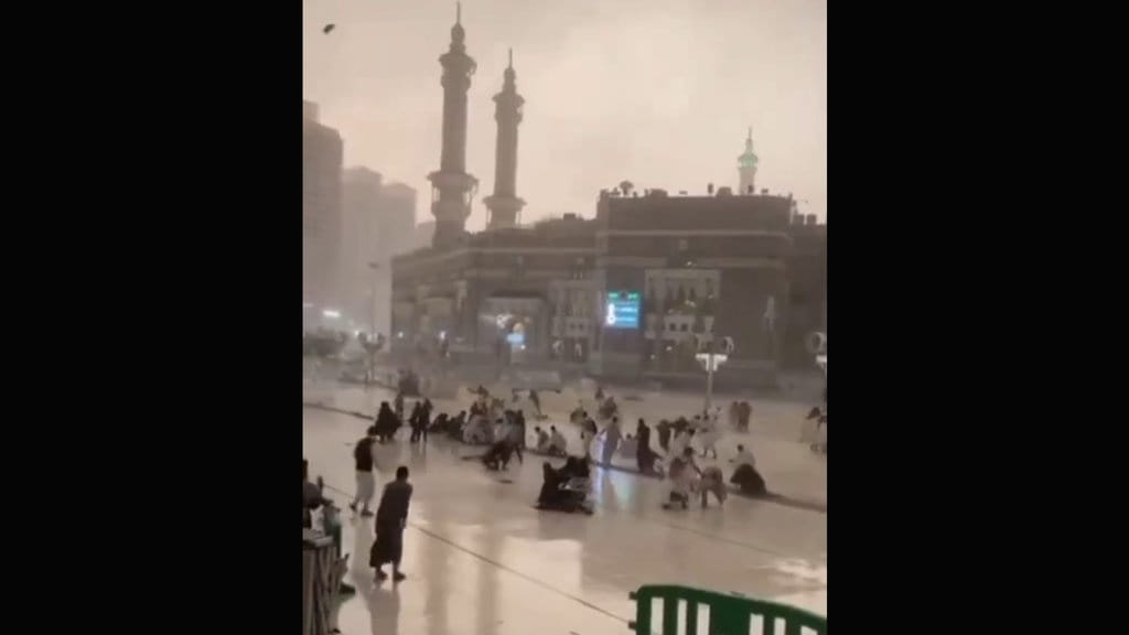 Cerita Lengkap Hujan Badai Melanda Masjidil Haram di Kota Mekkah Cerita Lengkap Hujan Badai Melanda Masjidil Haram di Kota Mekkah