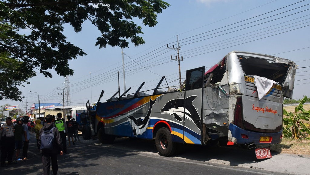 Tiga Orang Tewas akibat Tabrakan Bus Sugeng Rahayu dan Eka Cepat Tiga Orang Tewas akibat Tabrakan Bus Sugeng Rahayu dan Eka Cepat