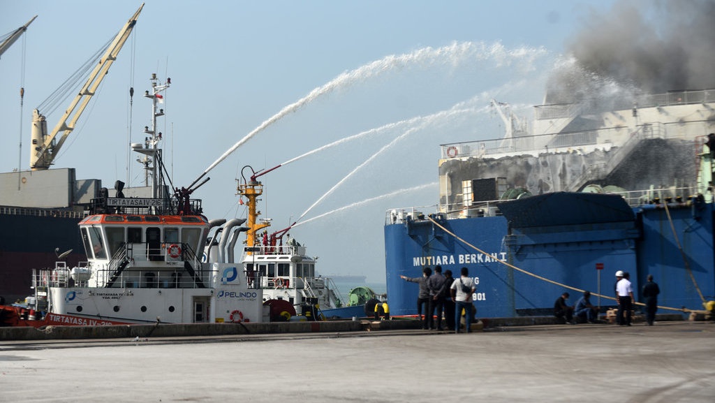 Sudah 24 Jam, Kebakaran Kapal Feri di Merak Belum Padam Sudah 24 Jam, Kebakaran Kapal Feri di Merak Belum Padam