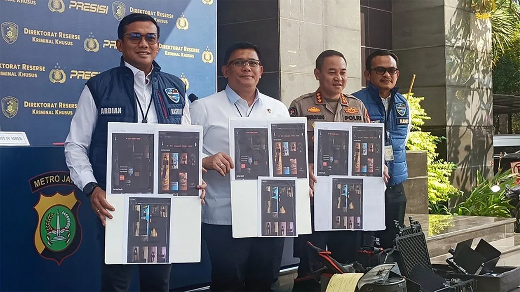 16 Pemeran Film Porno di Jaksel Mangkir dari Panggilan Polisi 16 Pemeran Film Porno di Jaksel Mangkir dari Panggilan Polisi