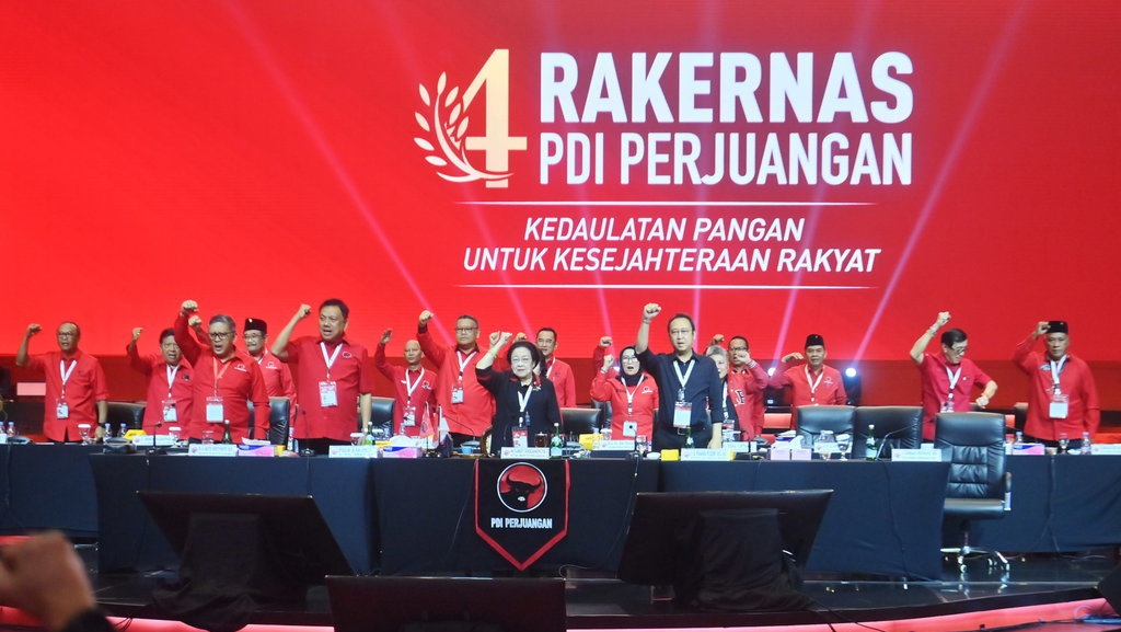 Elektabilitas PDIP Moncer, Mengapa Tak Dongkrak Ganjar-Mahfud? Elektabilitas PDIP Moncer, Mengapa Tak Dongkrak Ganjar-Mahfud?