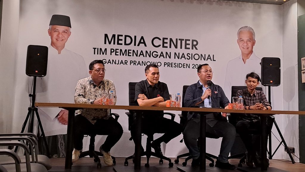 PDIP Sebut Putusan MK Pertanda Jokowi Tak Lagi Dukung Ganjar PDIP Sebut Putusan MK Pertanda Jokowi Tak Lagi Dukung Ganjar