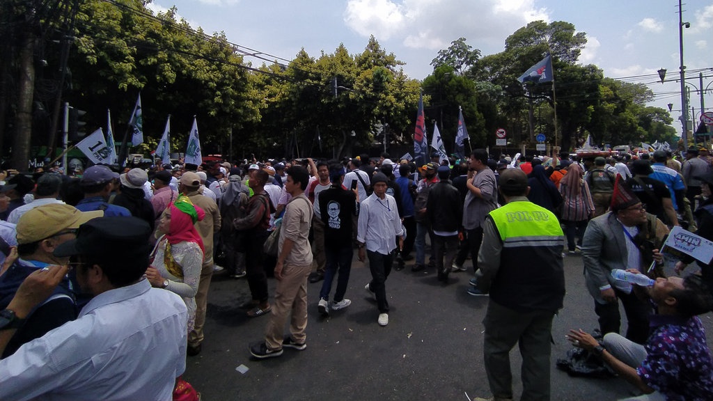 Relawan Anies-Cak Imin Meninggalkan Kantor KPU Relawan Anies-Cak Imin Meninggalkan Kantor KPU