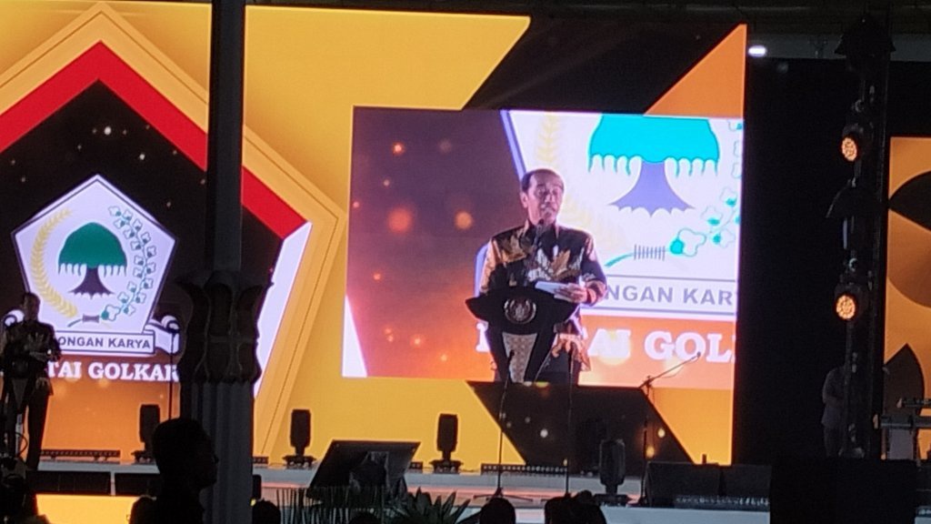 Jokowi Menjauhi PDIP & Siap Berteduh di Bawah Beringin Golkar Jokowi Menjauhi PDIP & Siap Berteduh di Bawah Beringin Golkar