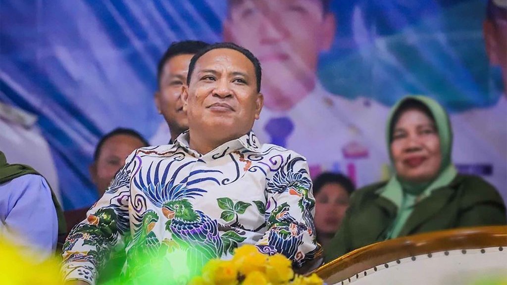 Profil Bupati Halsel Usman Sidik yang Wafat Saat Main Bola Profil Bupati Halsel Usman Sidik yang Wafat Saat Main Bola
