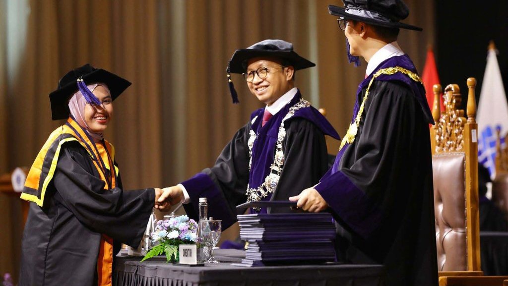 Wisuda ke-2 Polteknaker: 75 Persen Alumni Terserap Dunia Kerja Wisuda ke-2 Polteknaker: 75 Persen Alumni Terserap Dunia Kerja