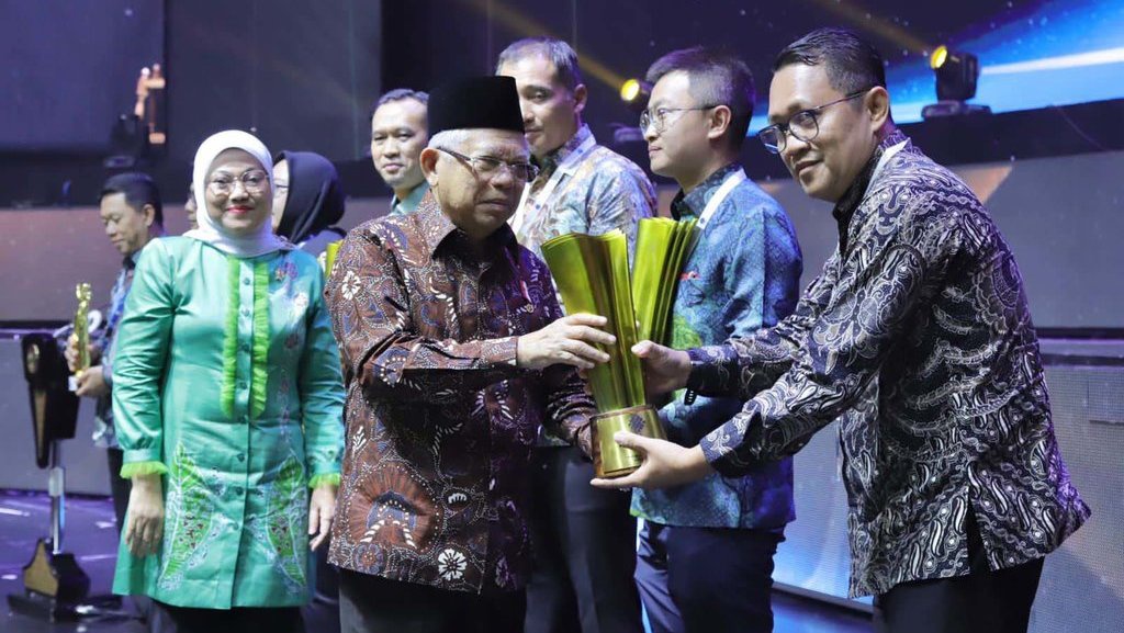 Wapres Serahkan Penghargaan Naker Award 2023 Wapres Serahkan Penghargaan Naker Award 2023