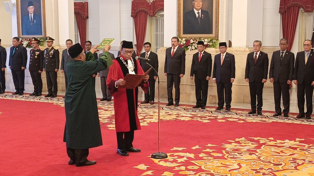Perjalanan Karier Ridwan Mansyur yang Sudah Resmi Jadi Hakim MK Perjalanan Karier Ridwan Mansyur yang Sudah Resmi Jadi Hakim MK