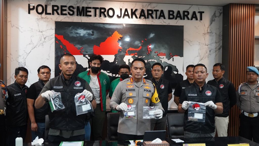 Kronologi Penangkapan Artis Ammar Zoni yang Terjerat Narkoba Kronologi Penangkapan Artis Ammar Zoni yang Terjerat Narkoba