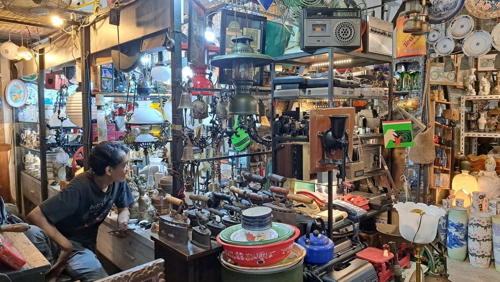 Geliat dan Tantangan Bisnis Barang Antik di Kota Lama Semarang Geliat dan Tantangan Bisnis Barang Antik di Kota Lama Semarang