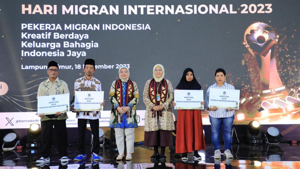 Kemnaker Beri Penghargaan Indonesian Migrant Worker Awards 2023 Kemnaker Beri Penghargaan Indonesian Migrant Worker Awards 2023