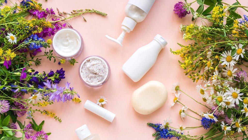 Menelusuri Apakah Fragrance Aman Dipakai untuk Kosmetik? Menelusuri Apakah Fragrance Aman Dipakai untuk Kosmetik?