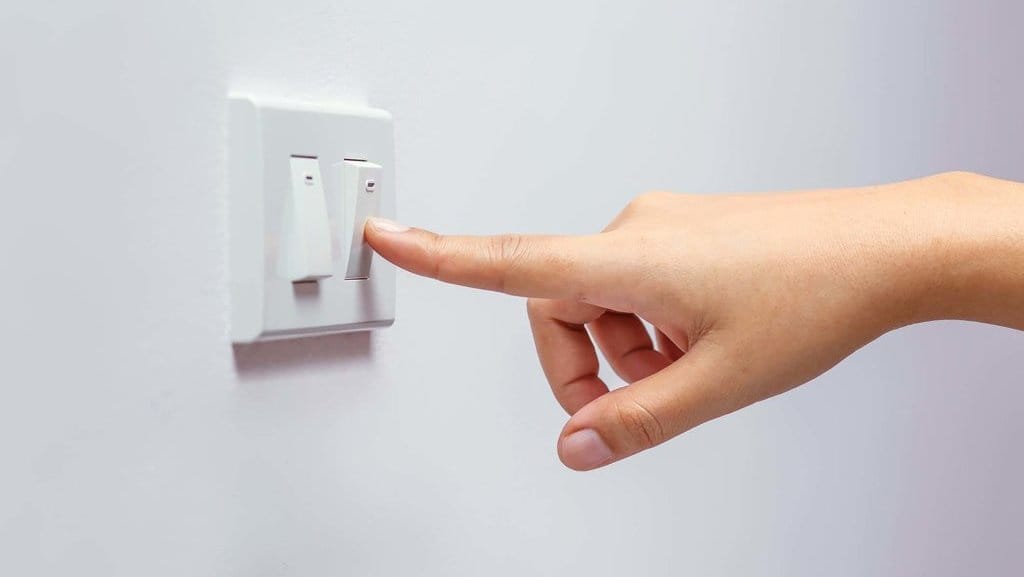 10 Cara Menggunakan Energi Listrik yang Aman dan Benar 10 Cara Menggunakan Energi Listrik yang Aman dan Benar