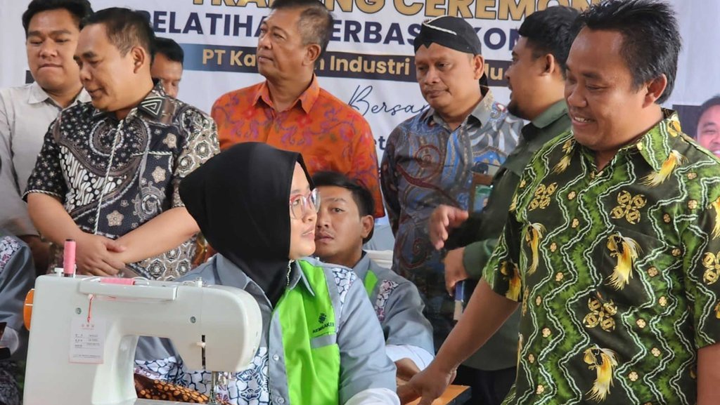 Ratusan Warga Batang Diterima Kerja di KITB Ratusan Warga Batang Diterima Kerja di KITB