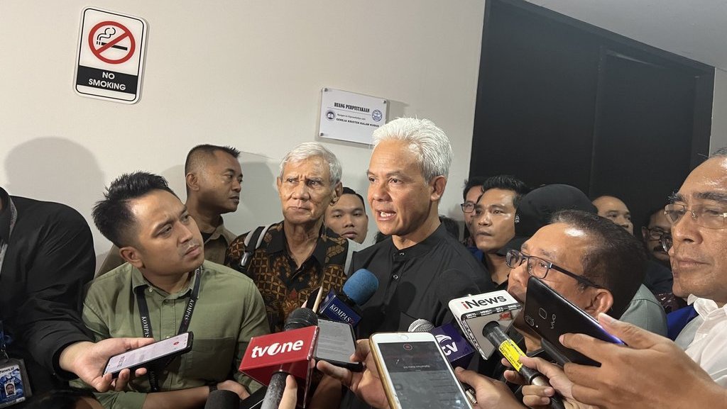 Ganjar Tertawa saat Gibran Sebut Mau Cabut Izin Tambang Ilegal Ganjar Tertawa saat Gibran Sebut Mau Cabut Izin Tambang Ilegal