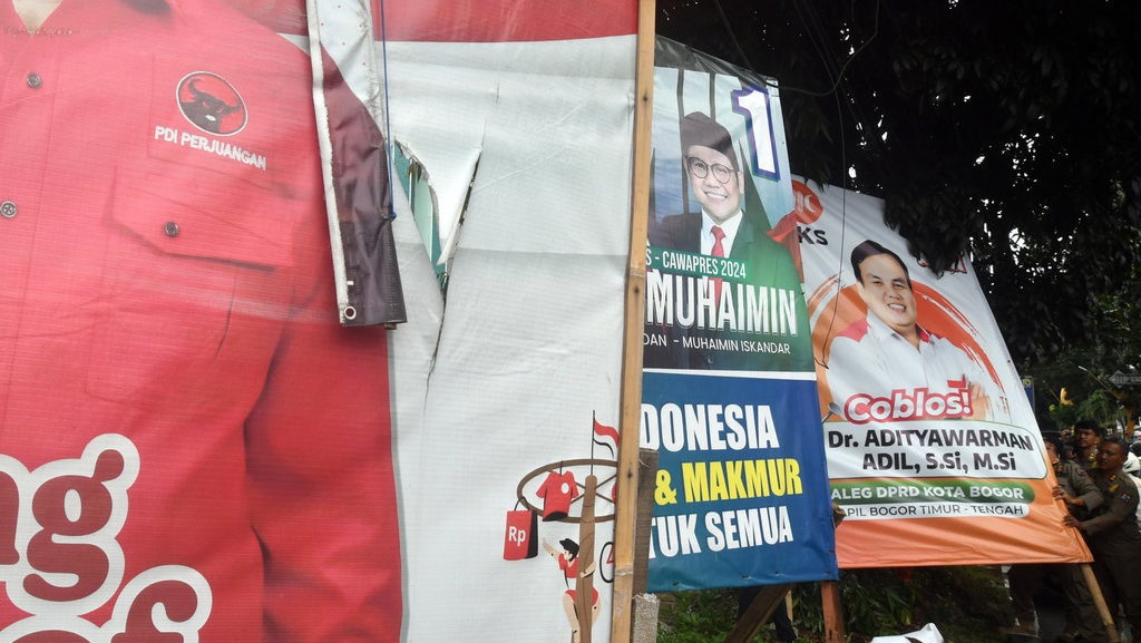 Satpol PP Pastikan DKI Bersih dari APK Jelang Pencoblosan Satpol PP Pastikan DKI Bersih dari APK Jelang Pencoblosan