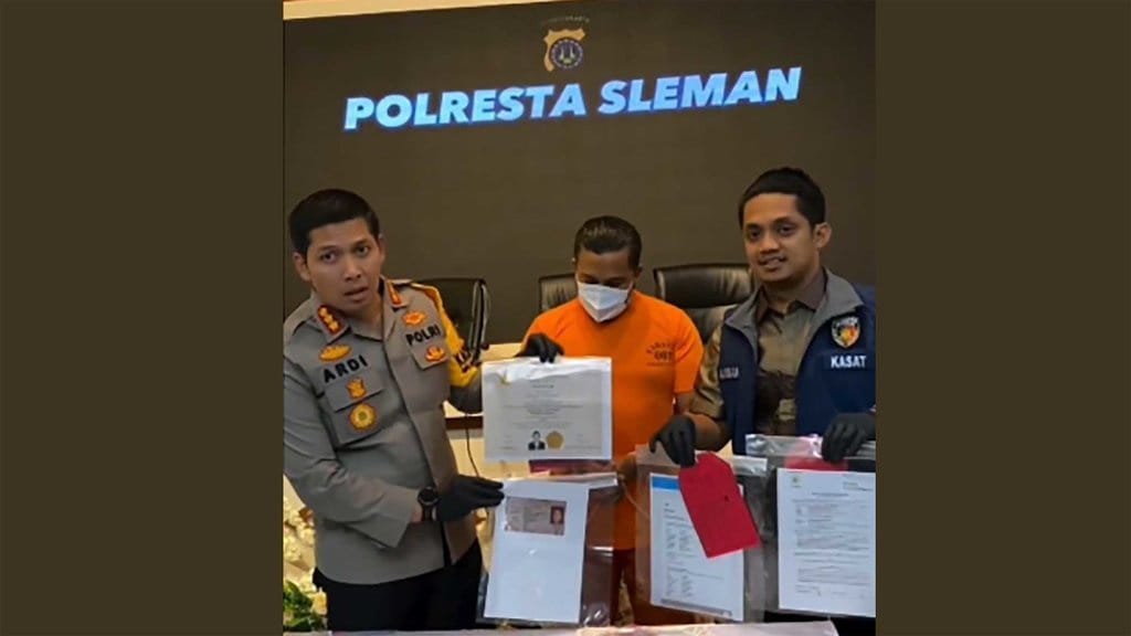 Profil Elwizan Aminudin Dokter Gadungan Klub Sepak Bola & Timnas Profil Elwizan Aminudin Dokter Gadungan Klub Sepak Bola & Timnas