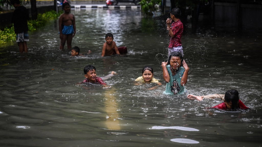 Heru: Banjir di Sejumlah Wilayah Jakarta Cepat Surut & Aman Heru: Banjir di Sejumlah Wilayah Jakarta Cepat Surut & Aman