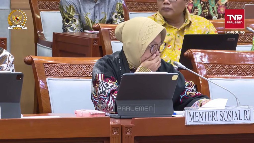 Kenapa Risma Menangis Saat Rapat dengan DPR? Kenapa Risma Menangis Saat Rapat dengan DPR?