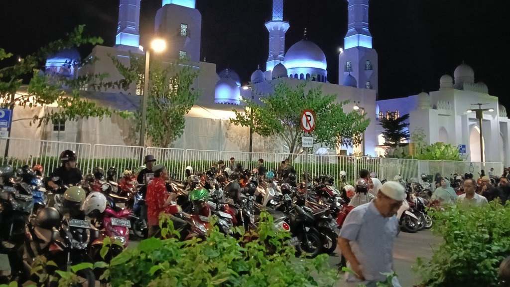 Menyelami Kebahagiaan di Masjid Raya Sheikh Zayed Kota Solo Menyelami Kebahagiaan di Masjid Raya Sheikh Zayed Kota Solo
