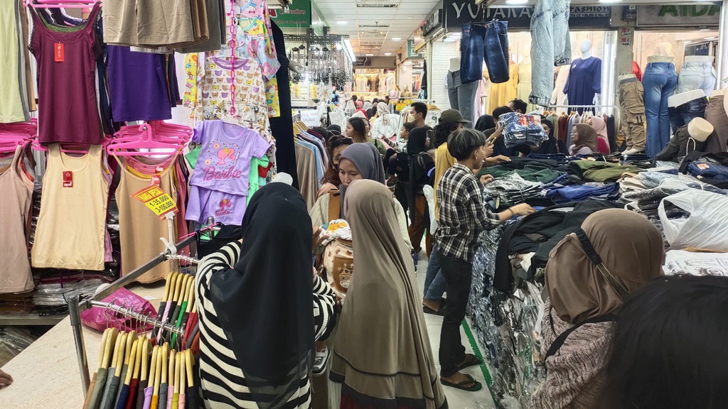 Siasat Pedagang Tanah Abang Bertahan dari Gempuran Jualan Online Siasat Pedagang Tanah Abang Bertahan dari Gempuran Jualan Online