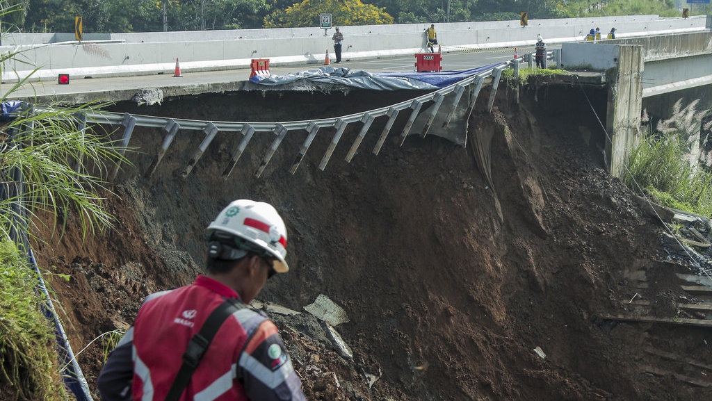BUMN & BPJT Beda Suara soal Target Perbaikan Tol Bocimi BUMN & BPJT Beda Suara soal Target Perbaikan Tol Bocimi