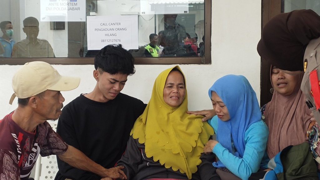 Tangis Keluarga Korban Kecelakaan KM 58 Pecah di Pos Antemortem Tangis Keluarga Korban Kecelakaan KM 58 Pecah di Pos Antemortem
