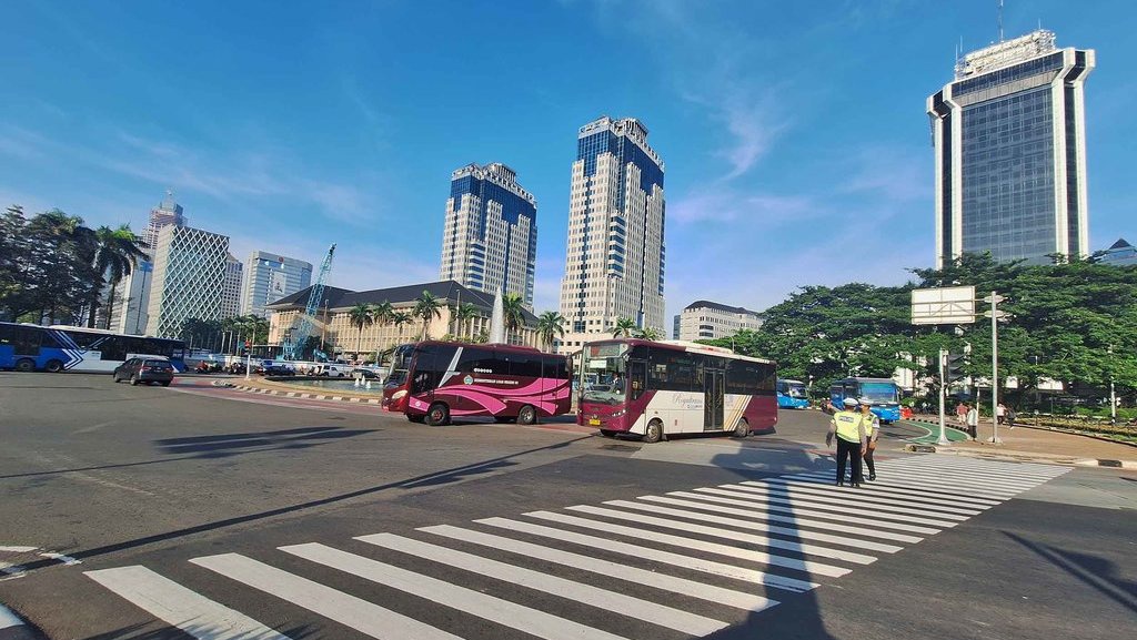 Suasana Lalin Sekitar Gedung MK Jelang Putusan Sengketa Pilpres Suasana Lalin Sekitar Gedung MK Jelang Putusan Sengketa Pilpres
