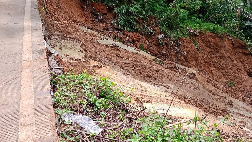 Jalan Penghubung Bandung Barat dan Cianjur Putus Akibat Longsor Jalan Penghubung Bandung Barat dan Cianjur Putus Akibat Longsor