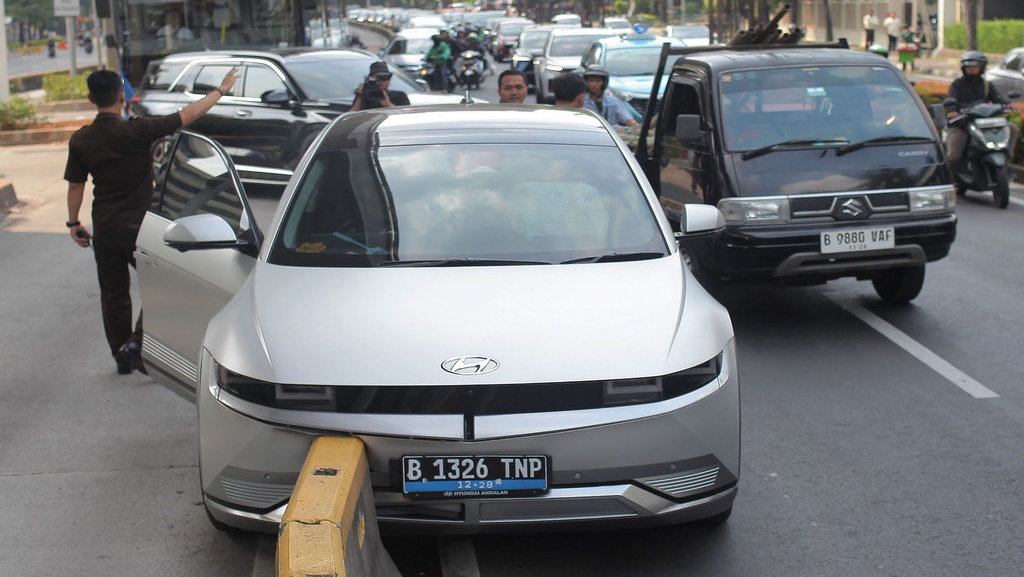 5 Jenis Plat Mobil Listrik, Kenapa Dibuat Berbeda? 5 Jenis Plat Mobil Listrik, Kenapa Dibuat Berbeda?