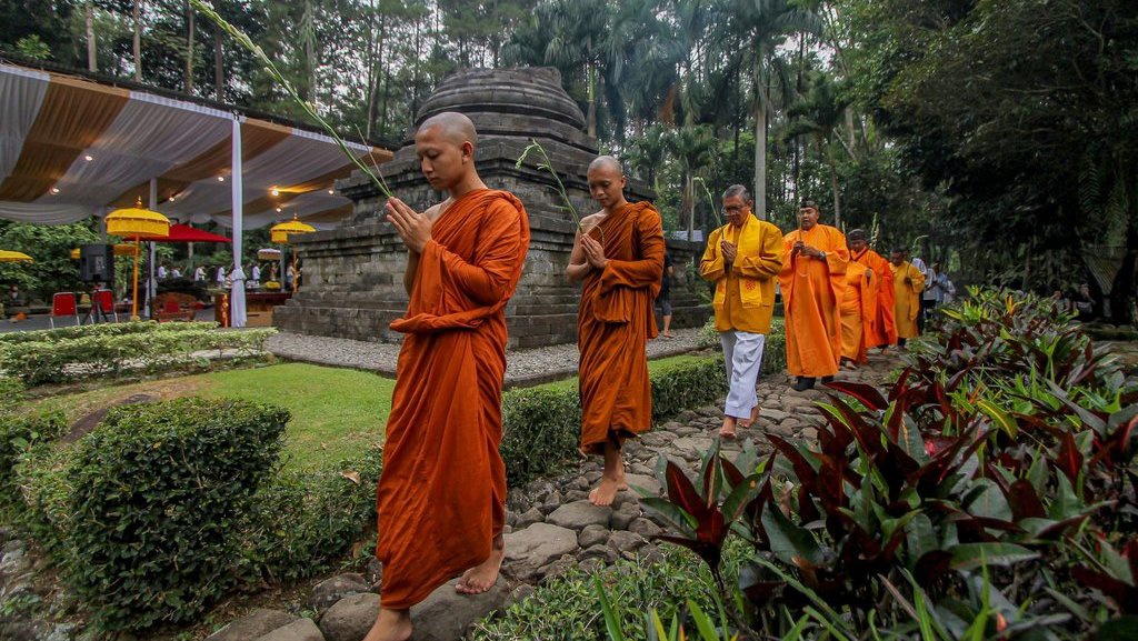 350 Biksu Ikuti Kirab Waisak 2024 di Candi Borobudur Magelang 350 Biksu Ikuti Kirab Waisak 2024 di Candi Borobudur Magelang