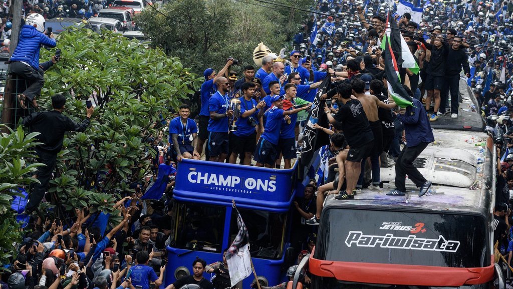 Pelajar Tewas Terjatuh dari Atas Mobil saat Konvoi Persib Pelajar Tewas Terjatuh dari Atas Mobil saat Konvoi Persib