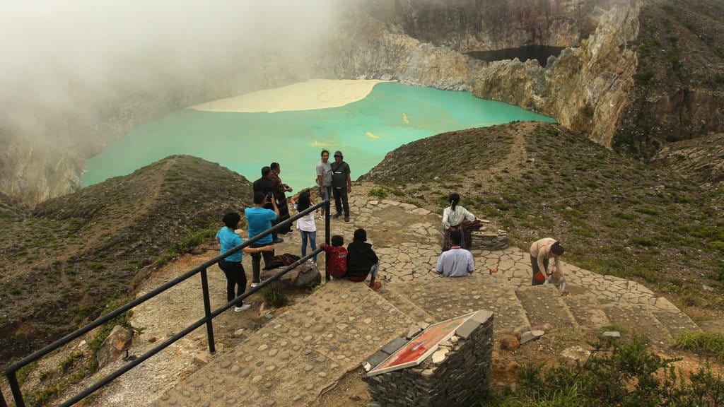 Badan Geologi Temukan Retakan di Bibir Kawah Gunung Kelimutu NTT Badan Geologi Temukan Retakan di Bibir Kawah Gunung Kelimutu NTT