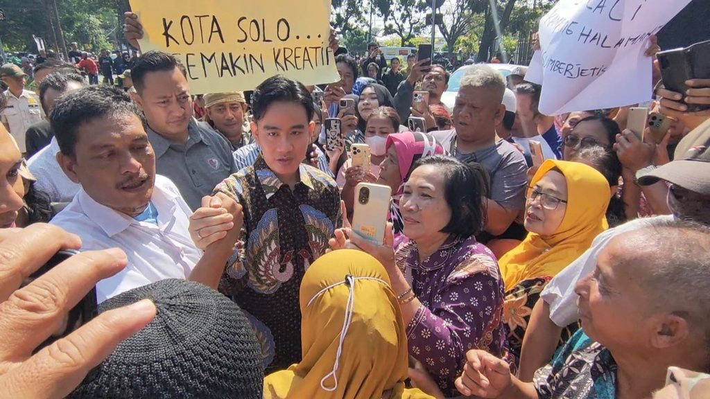 Ratusan Warga Sambut Kehadiran Gibran di Depan Gedung DPRD Solo Ratusan Warga Sambut Kehadiran Gibran di Depan Gedung DPRD Solo