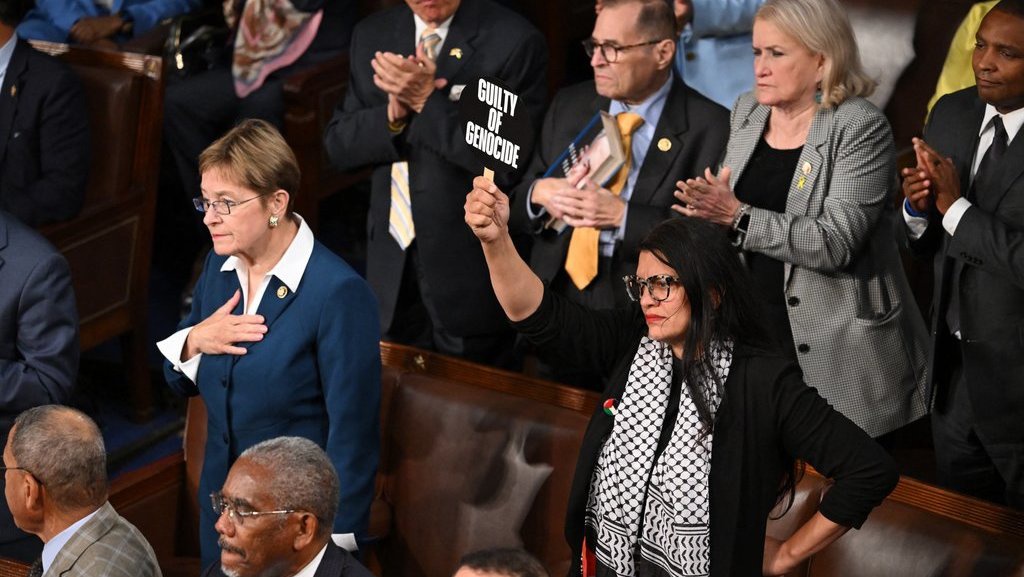 Aksi Rashida Tlaib Protes Pidato PM Israel di Sidang Kongres AS Aksi Rashida Tlaib Protes Pidato PM Israel di Sidang Kongres AS