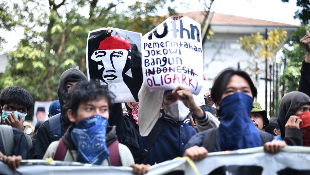 Aksi Tolak Revisi UU Pilkada di Bandung Ricuh, Korban Berjatuhan Aksi Tolak Revisi UU Pilkada di Bandung Ricuh, Korban Berjatuhan