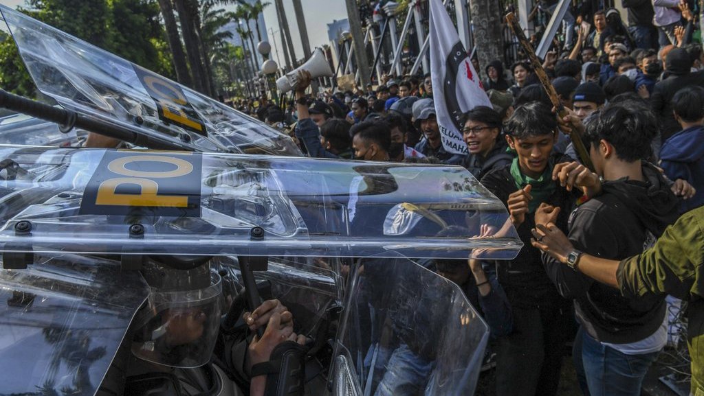 Menyoal Represi Aparat ke Demonstran yang Terus Berulang Menyoal Represi Aparat ke Demonstran yang Terus Berulang