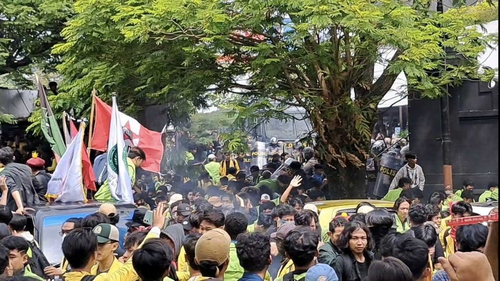 Demo di Semarang Ricuh, Ribuan Mahasiswa Ditembaki Gas Air Mata Demo di Semarang Ricuh, Ribuan Mahasiswa Ditembaki Gas Air Mata