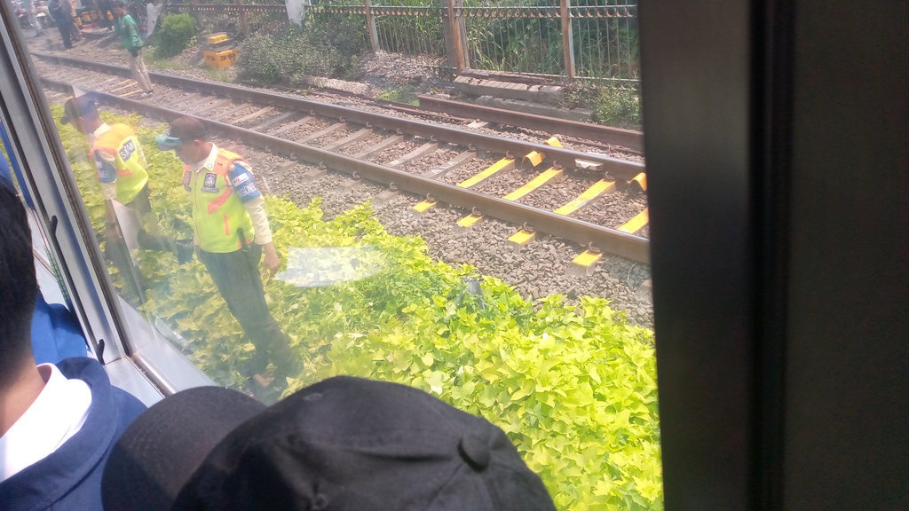 Warga Tertabrak KRL Relasi Bogor-Jakarta Dekat Stasiun Citayam Warga Tertabrak KRL Relasi Bogor-Jakarta Dekat Stasiun Citayam